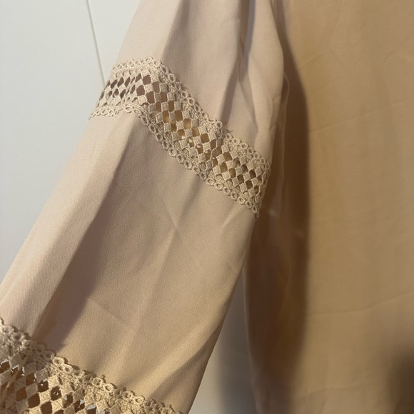 Elegant Beige Blouse with Lace Detailing - Picture 5 of 9